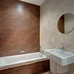 Modern In The Location, Perfect For Families Апартаменты *