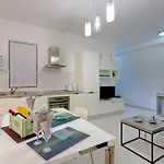 Modern In The Location, Perfect For Families Слима